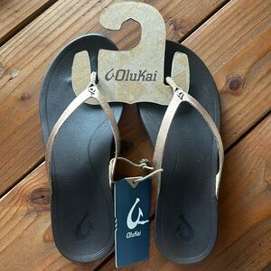 OluKai Women’s Slippers - size 9